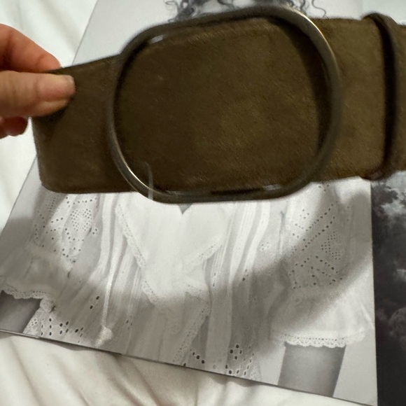 New / Banana Republic Factory vegan suede olive Green and antique tone Belt - Picture 2 of 3